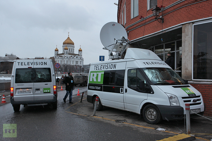 Микроавтобусы англоязычного телеканала RT стали привычным зрелищем в Москве. Во время недавней избирательной кампании два из них были припаркованы у штаб-квартиры кандидата в президенты Михаила Прохорова. Фото: RT