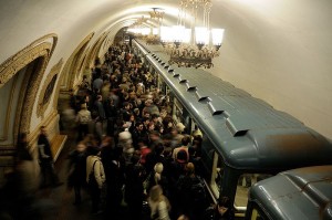 В прошлом году московское метро перевезло почти столько же пассажиров, сколько метро Лондона и Париже вмести взятые. Поезда приходят каждые 90 секунд, но пассажиры все равно толпятся на перроне. Фото: Кристоф Менебеф