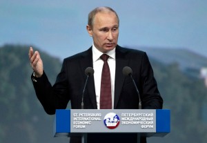 Российский президент Владимир Путин выступает перед  представителям иностранных и российских деловых кругов на открытии Петербургского международного экономического форума в Санкт-Петербурге 21 июня. Путина раскритиковали за опоздание. Фото: Reuters/Сергей Карпухин