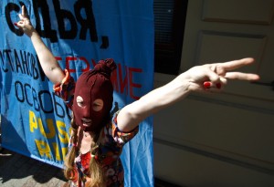Сторонник женской панк-группы Pussy Riot выкрикивает лозунги у московского суда, где продолжается процесс над тремя ее участницами.  Фото: Reuters/Максим Шеметов