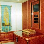 Икона, золотые инкрустации и редкие породы дерева украшают интерьер одного из 38 лайнеров российского президента. По данным оппозиционного доклада, его отделка обошлась в 18 миллионов долларов.  