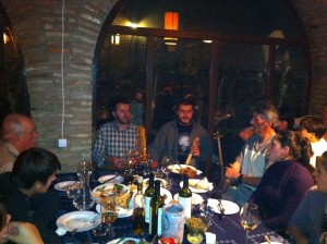 После нескольких тостов, сидящие за одним из столов в ресторане винодельни «Слезы фазана» люди начали петь на старинный грузинский манер.  Фото: «Голос Америки»/Джеймс Брук