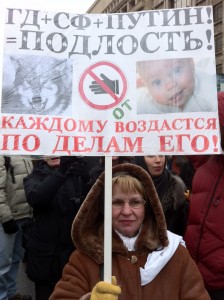 Эта женщина сравнивает российских политиков с волками. Фото: Джеймс Брук, «Голос Америки».