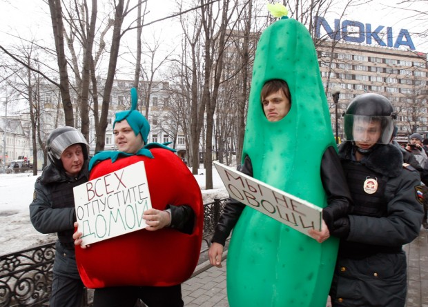 Московские полицейские задерживают двух участников акции протеста 6 апреля. Российское государственное телевидение обвиняет «финансируемые из-за рубежа» НКО в попытках насадить среди россиян чуждые им идеи демократии и прав человека. Фото: Reuters/Сергей Карпухин.