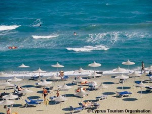 Россияне отдыхают на солнечном юге острова, где их ждут пляжи Айя-Напы. Фото: Кипрская организация по туризму.