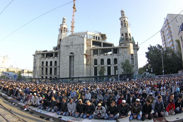Яблоку негде упасть: тысячи мусульман из России и Средней Азии пришли на молитву в главной мечети Москвы по случаю праздника Ураза Байрам – окончания месяца Рамадан - в августе прошлого года.