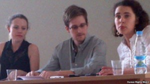 Эдвард Сноуден в московском аэропорту «Шереметьево» 12 июля с переводчицей (слева) и Сарой Харрисон из Wikileaks (справа). Фото: Human Rights Watch