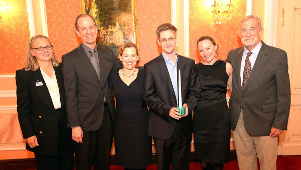 Эдвард Сноуден (третий справа) получает награду организации Sam Adams Associates в области добропорядочности ведения разведки наряду с журналисткой WikiLeaks из Великобритании Сарой Харрисон (вторая справа), которая привезла Сноудена из Гонконга в Москву. На фото «сигнальщики» в правительстве США, вручившие награду (слева и справа) – Колин Роули (ФБР), Томас Дрейк (АНБ), Джессилин Раддак (Министерство юстиции) и Рэй Макговерн (ЦРУ). 9 октября 2013 года. Москва. (Sunshine Press via Ria)