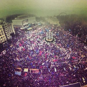 24 ноября 2013 г. Порядка 100 тысяч человек протестовали против решения президента Януковича не подписывать договор о свободной торговле с Евросоюзом