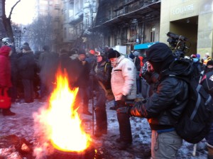 Участники протестов греются у костра. Ночью температура воздуха опускается до -20 по Цельсию. VOA Photo: Джеймс Брук