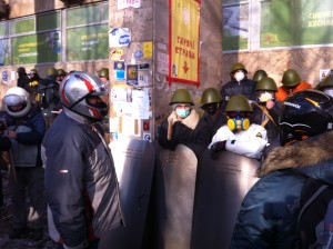 Волонтеры готовятся покинуть Майдан, отправляясь на задание. VOA Photo: Джеймс Брук