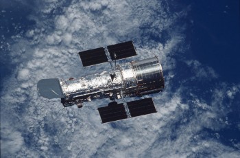 The Hubble in orbit above the Earth (Photo: NASA)