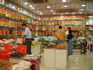 Traditional Chinese medicine shop in Tsim Sha Tsui, Kowloon, Hong Kong (© Mailer Diablo via Wikimedia Commons)