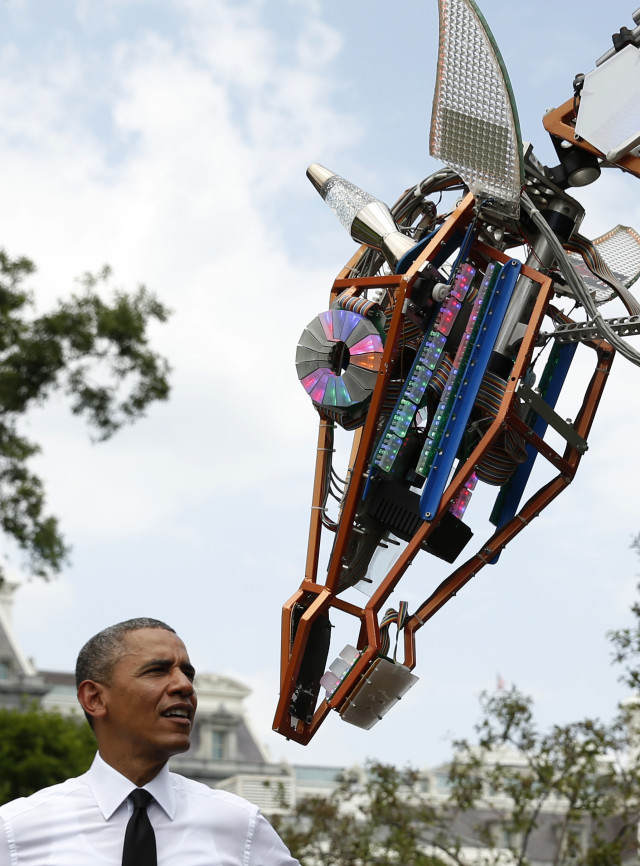 A robotic giraffe, shown here with US President Barrack Obama, was among the unique devices and gizmos that were created by everyday tinkerers, inventors and entrepreneurs at the first-ever White House “Maker Faire” on June 18, 2014.  (Reuters) 