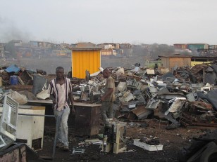 The E-waste centre of Agbogbloshie, Ghana, where electronic waste is burnt and disassembled with no safety or environmental considerations. (Marlenenapoli via Wikimedia Commons)
