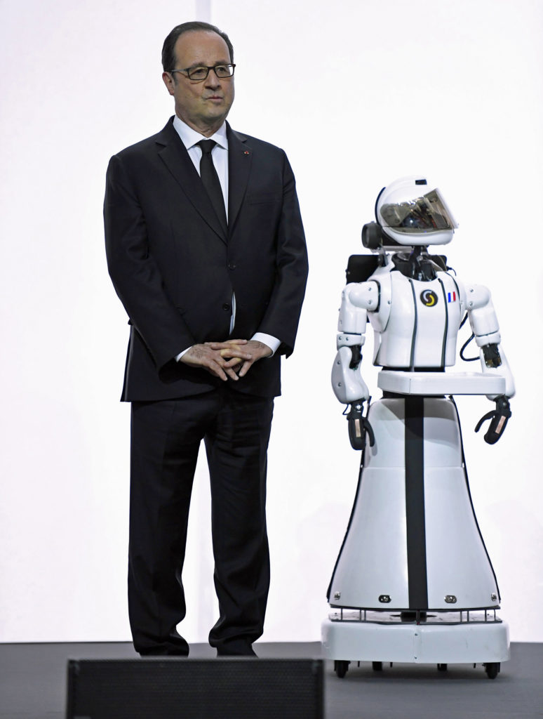 French President Francois Hollande stands beside Leenby the robot. Photo was taken on 3/21/17 at the launch of French strategy in artificial intelligence at the Cite des Sciences in Paris. The museum is the largest science museum in Europe. (AP)