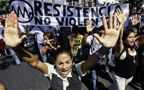 Estudiantes protestando en las calles de Caracas.