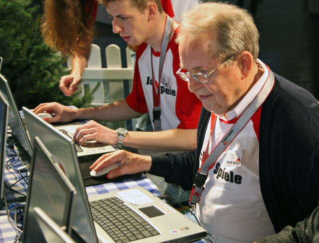 Eighty-five-year-old German Walter Lutzky (R) plays online at the Games Convention, the fair for interactive entertainment in Leipzig, eastern Germany, Aug. 22, 2007. (AP)