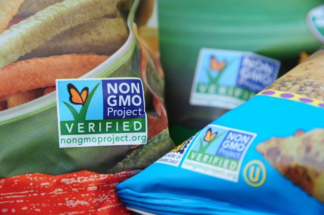 Labels on bags of snack foods indicate they are non-GMO products, Los Angeles, California,  Oct. 19, 2012.   (AFP)