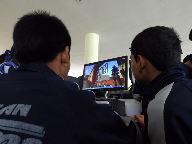 Teams collaborate on a Minecraft design at a UN-Habitat workshop in Lima, Peru. (Eugenio Gastelum, UN-Habitat)