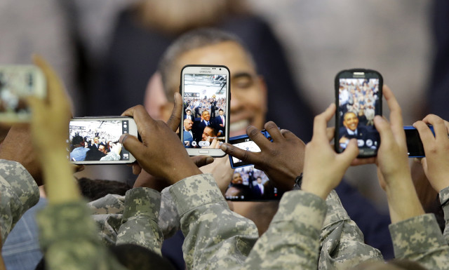 US soldiers use their smartphones to take pictures of US President Barack Obama after he delivered a speech at the US military base Yongsan Garrison in Seoul, South Korea, April 26, 2014. (Reuters)