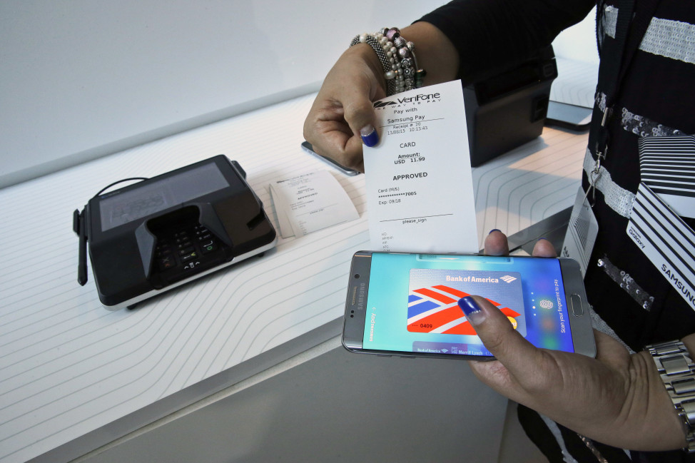 A product expert demonstrates Samsung Pay during a presentation in New York, Aug. 13, 2015, ahead of the debut of the Samsung Pay mobile payment service in South Korea this month. (AP)