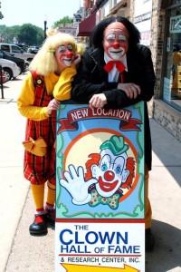 Here are the DeSantos -- Karen and Greg -- in costume in front of the hall of fame.  (ICHOF)