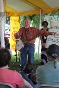 Here's Pete, teaching a round at the Great Hudson River Revival THIS June!  (Jim the Photographer, Flickr Creative Commons)
