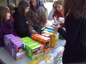 Girl Scouts and their tasty wares.  (Brad L. Owens, Flickr Creative Commons)