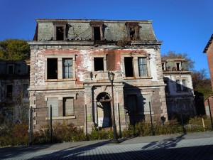 One of the yet-to-be-restored buildings at what's long been proposed as the site for national lighthouse museum. (www.lighthousemuseum.org)