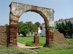 The courtyard and some ruins at the Mission San Luis Rey de Francia.  (Wikipedia Commons)