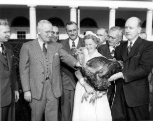 Başkan Truman Ulusal Şükran Günü Hindisi'ni Bağışlarken 