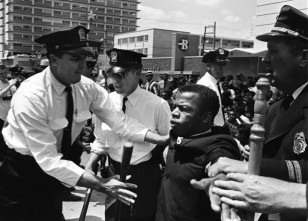 John Lewis'in Irkçılık Karşıtı Yürüyüşte Tutuklandığı An