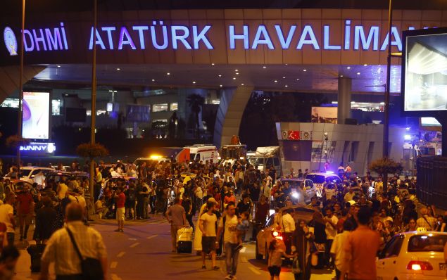 People leave Turkey's largest airport, Istanbul Ataturk, Turkey, following a blast June 28, 2016.        REUTERS/Osman Orsal      TPX IMAGES OF THE DAY - RTX2IRPY