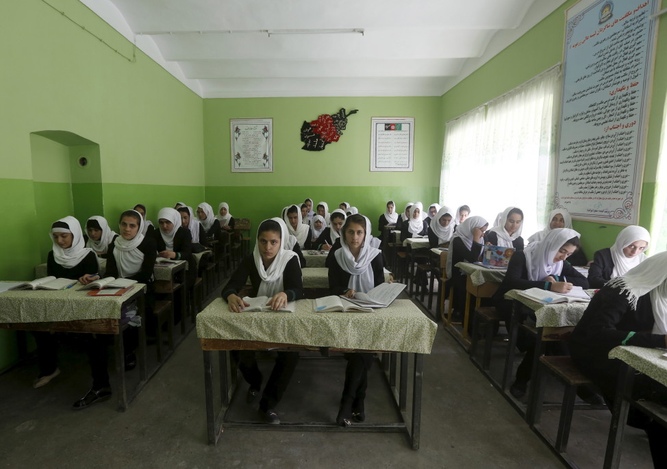 Afghan girl students attend a class at Zarghona high school in Kabul, Afghanistan, Aug. 15, 2015. (Reuters)