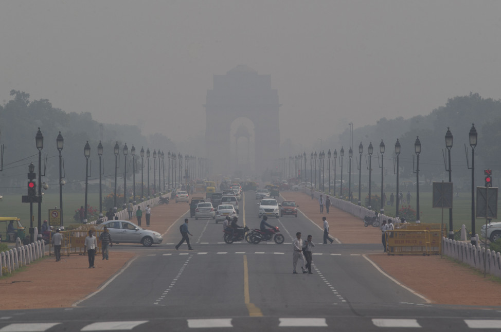 India Gate, one of the landmarks of central Delhi, is barely visible through thick smog in New Delhi, India on Nov. 9, 2015. (AP)