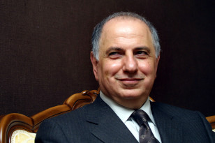 Iraqi opposition leader Ahmad Chalabi speaks with a Reuters correspondent at his office in Tehran December 9, 2002. (REUTERS)