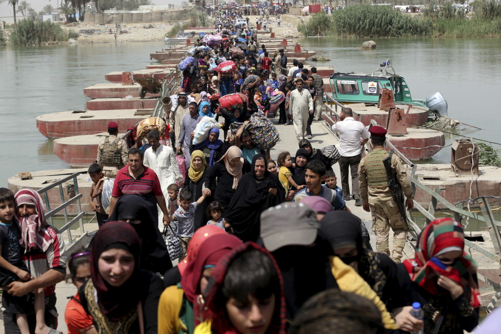 Displaced Sunni people fleeing the violence in Ramadi, Iraq cross a bridge on the outskirts of Baghdad, May 24, 2015. (Reuters)  