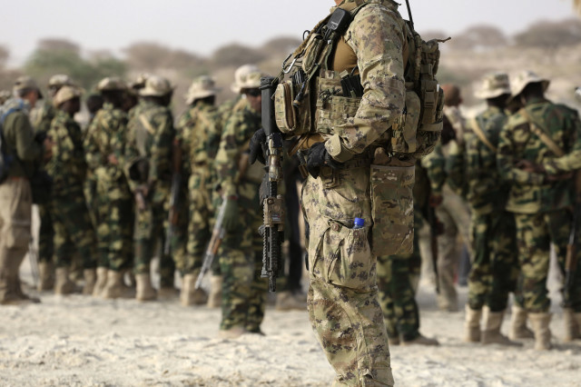 A U.S. special forces soldier stands in front of Chadian soldiers during Flintlock 2015, an American-led military exercise, in Mao, Chad February 22, 2015.  REUTERS 