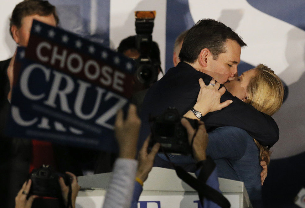 Republican presidential candidate Ted Cruz kisses his wife Heidi Cruz after winning at his Iowa caucus night rally in Des Moines, Iowa, February 1, 2016. (Reuters)