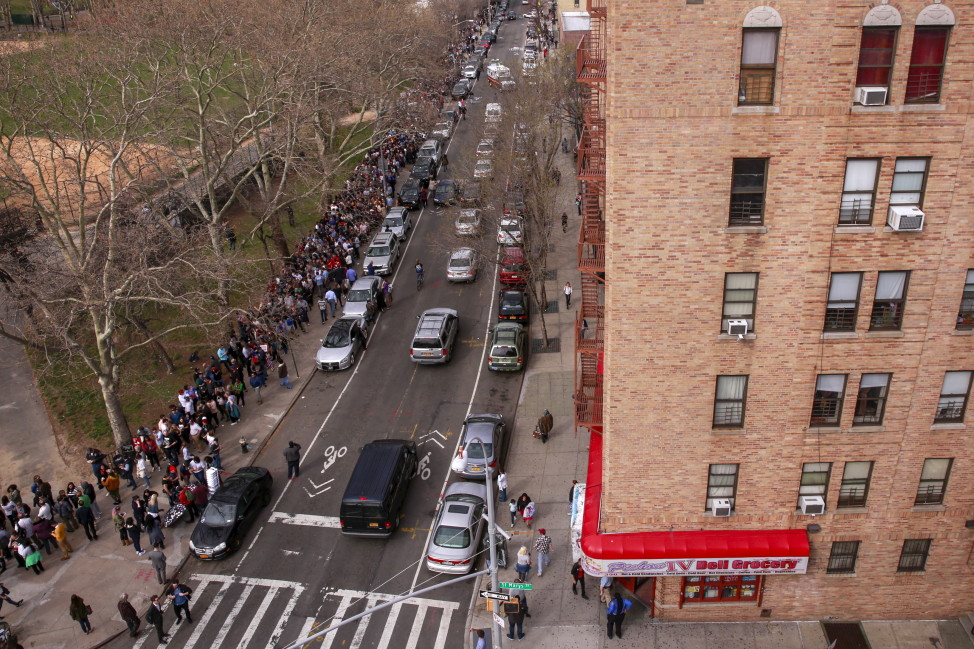 People line up for a campaign rally for U.S. Democratic presidential candidate Bernie Sanders at Saint Mary's Park in the Bronx on March 31, 2016. (Reuters) 