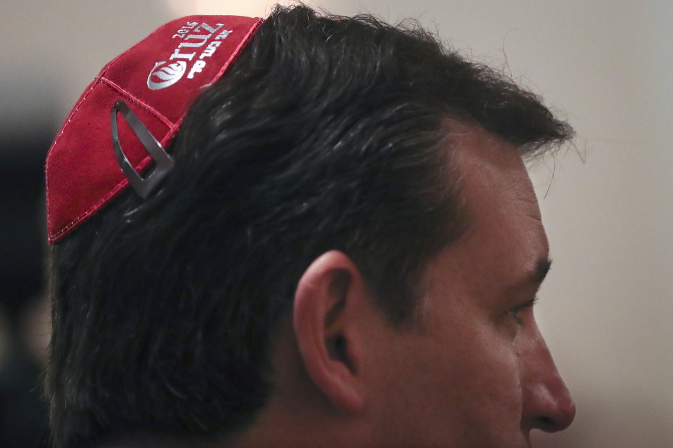 Republican presidential candidate Ted Cruz wears a yamaka as he speaks to Jewish community leaders at a campaign event in Brooklyn, New York on April 7, 20, 2016. (Reuters)