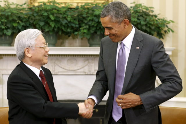 U.S. President Barack Obama (R) shakes hands with Vietnam's Communist Party General Secretary Nguyen Phu Trong following their meeting in the Oval Office at the White House in Washington July 7, 2015. Trong is Vietnam's first party general secretary to visit the U.S. Obama visits Vietnam May 23, 2016. (Reuters) 