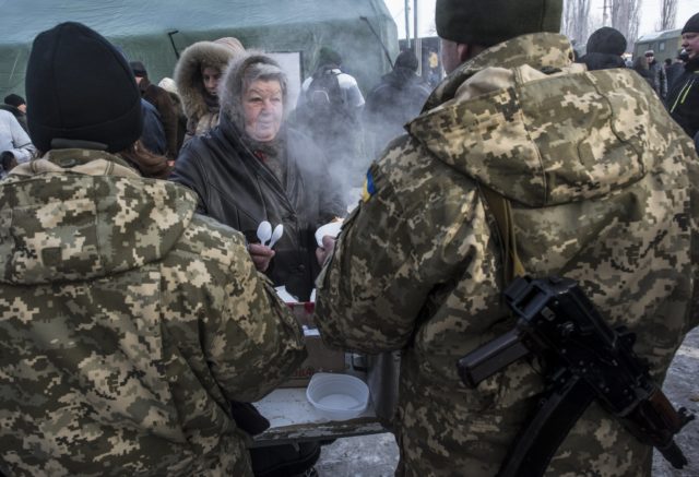 Ukraina askarlari aholiga bepul ovqat tarqatmoqda. Odamlar suv, gaz va chiroqsiz qolgan. Avdeyevka, 1-fevral 2017-yil