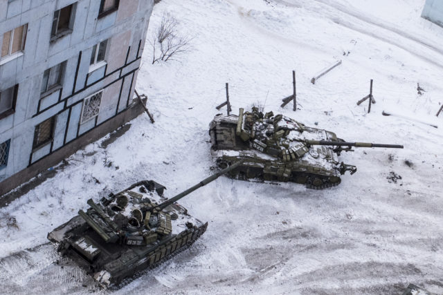 Ukrainadagi Avdeyevka shaharchasida hukumatga tegishli tanklar. 1-fevral 2017-yil