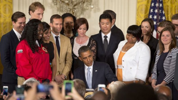 Prezident Obama talabalar davrasida o'qish qarzlarini to'lashni osonlashtirish haqidagi buyruqqa imzo chekmoqda, 9-iyun, 2014-yil. © Photo AP