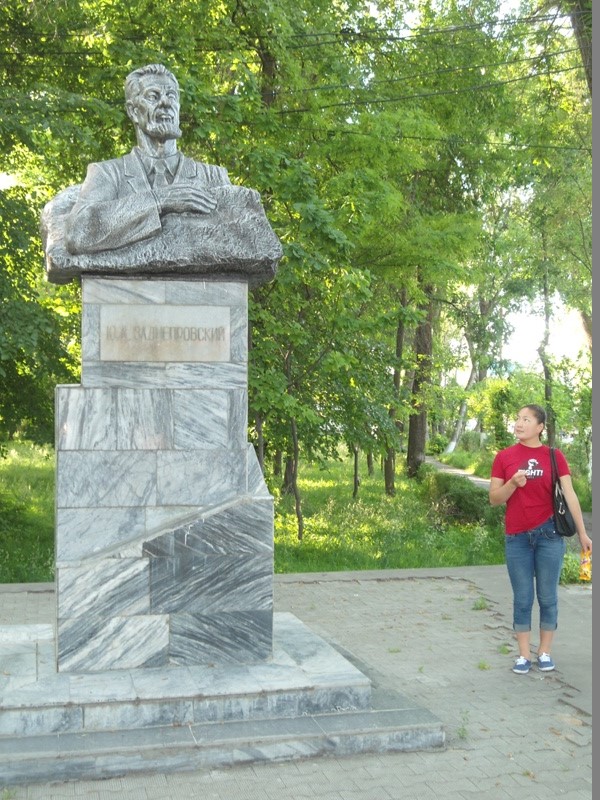 Yangi asr boshida qad ko’targan ushbu yodgorlik rus olimi Yuriy Zadneprovskiyni tasvirlaydi. Taniqli arxeolog O’sh shahri uch ming yillik tarixga ega ekanini asoslab bergan. O’sh, may, 2015