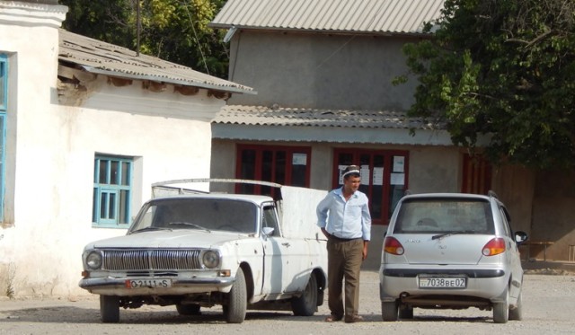 Qishloqda qirg'iz va tojik mashinalari doimo yonma-yon turadi