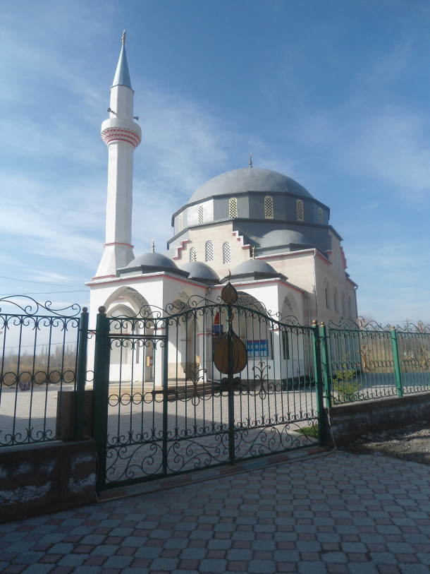 Shahar chetiga qurilgan yangi masjid