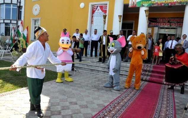 Teatr hovilisiga darboz  Yunusov Abdujabbor kirib kelmoqda.